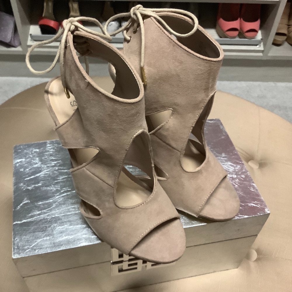 New Shoe DazzleTan Size 7 Faux Suede Stiletto